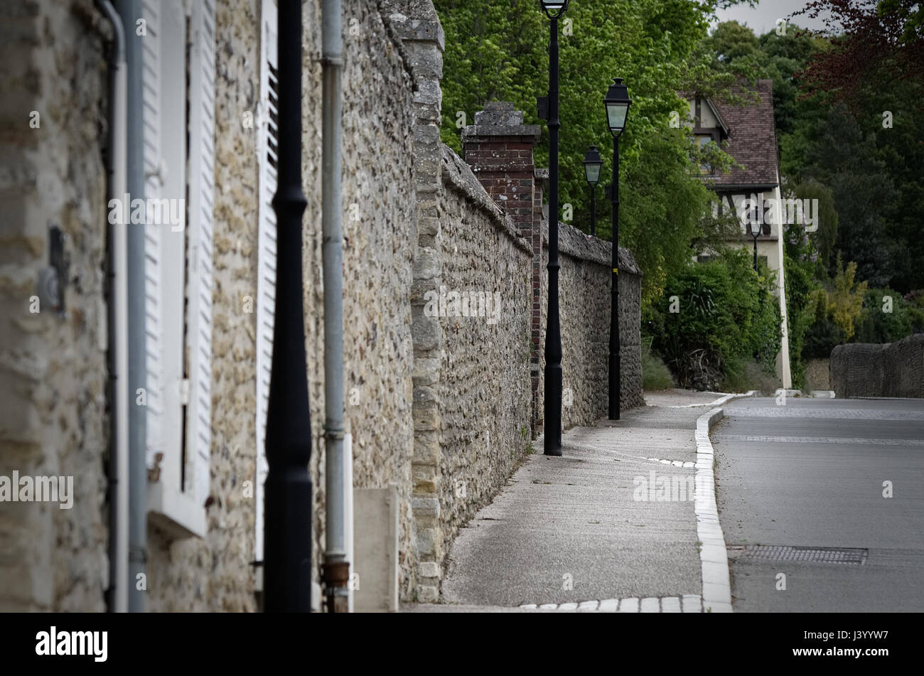 Straße in der französischen Landschaft Stockfoto
