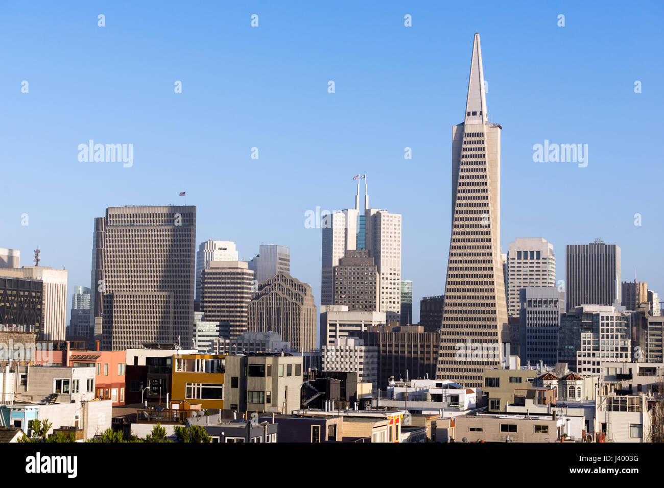 Die Sonne Get niedrig über die erkennbare Skyline der Innenstadt von San Francisco Stockfoto