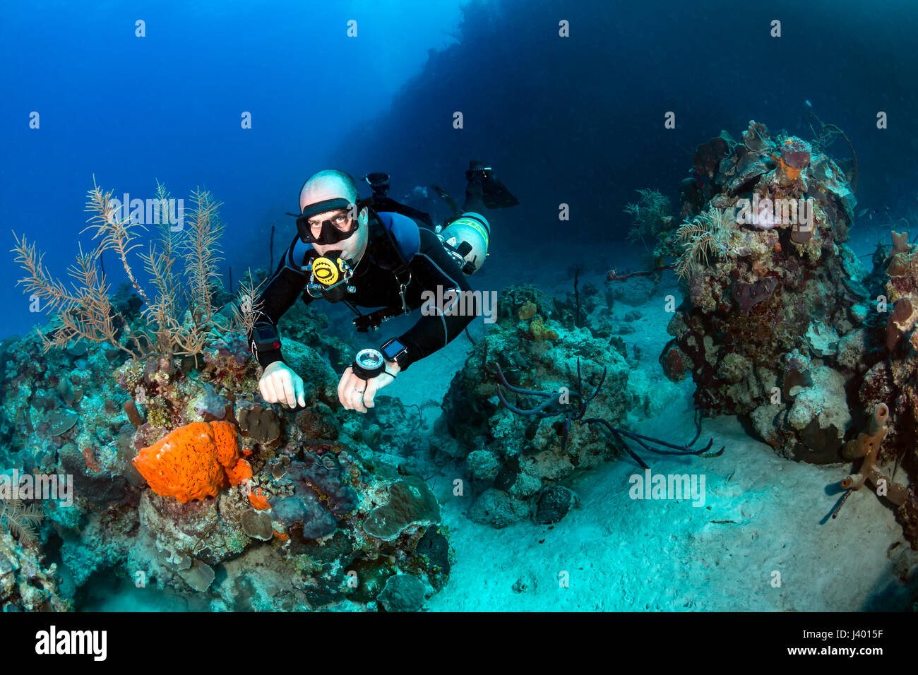 Taucher in einem technischen Sidemount-Anordnung an einem tropischen Korallenriff Stockfoto