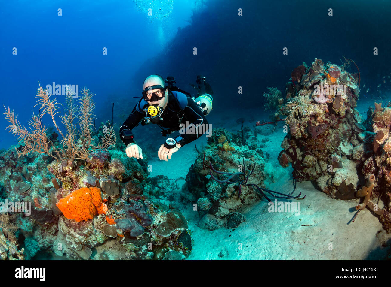 Taucher in einem technischen Sidemount-Anordnung an einem tropischen Korallenriff Stockfoto