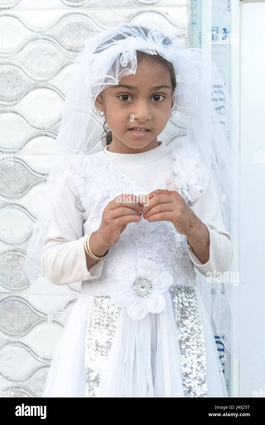 Junges Mädchen mit einem Hochzeitskleid Kleid ... Denken über Ihre Zukunft Hochzeit, traditionelle Hochzeit, Tabl, Qeshm Insel, Provinz Hormozgan, Iran Stockfoto