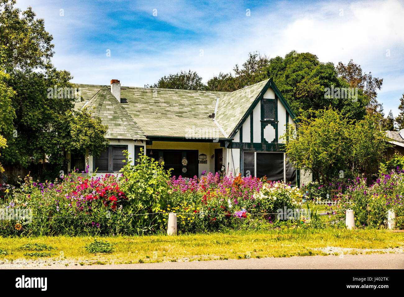 Eine niedliche Häuschen in Modesto California von Blumen umgeben Stockfoto
