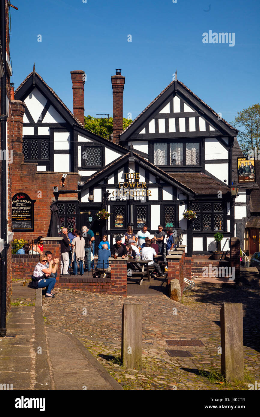 Menschen trinken und genießen die Sonne außerhalb der unteren Schachbrett, ein schwarz / weiß Tudor Inn in der Marktstadt von Sandbach Cheshire England Stockfoto