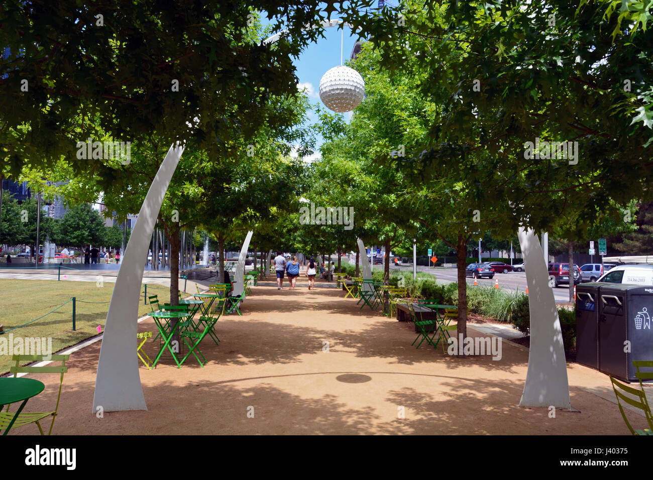 Öffentliche Sitzgelegenheiten unter Eichen und dekorative Bögen Linie, die die Promenade am Klyde Warren Park einer vertieften Autobahn in der Innenstadt von Dallas oberhalb Stockfoto
