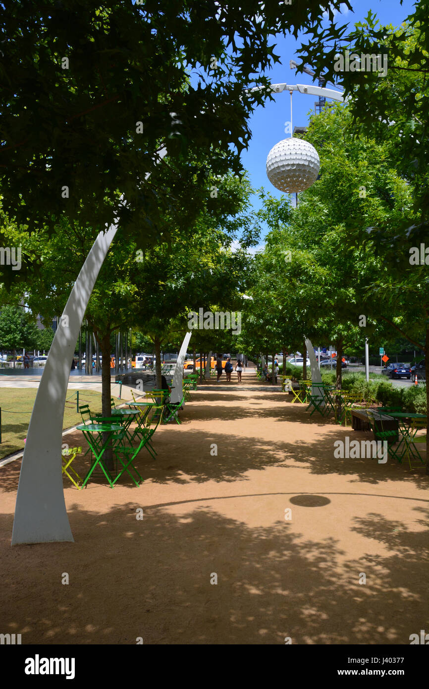 Öffentliche Sitzgelegenheiten unter Eichen und dekorative Bögen Linie, die die Promenade am Klyde Warren Park einer vertieften Autobahn in der Innenstadt von Dallas oberhalb Stockfoto