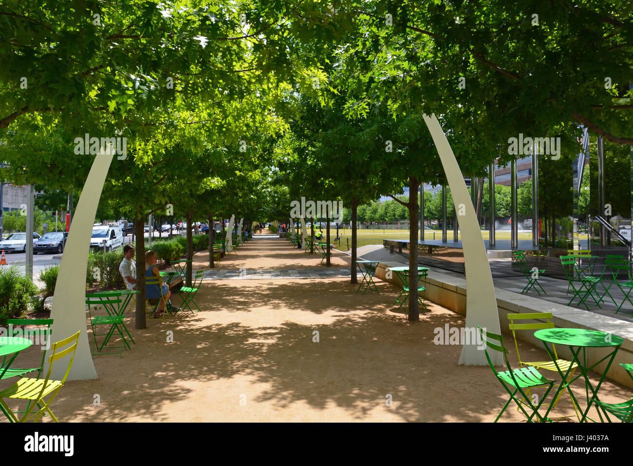 Öffentliche Sitzgelegenheiten unter Eichen und dekorative Bögen Linie, die die Promenade am Klyde Warren Park einer vertieften Autobahn in der Innenstadt von Dallas oberhalb Stockfoto