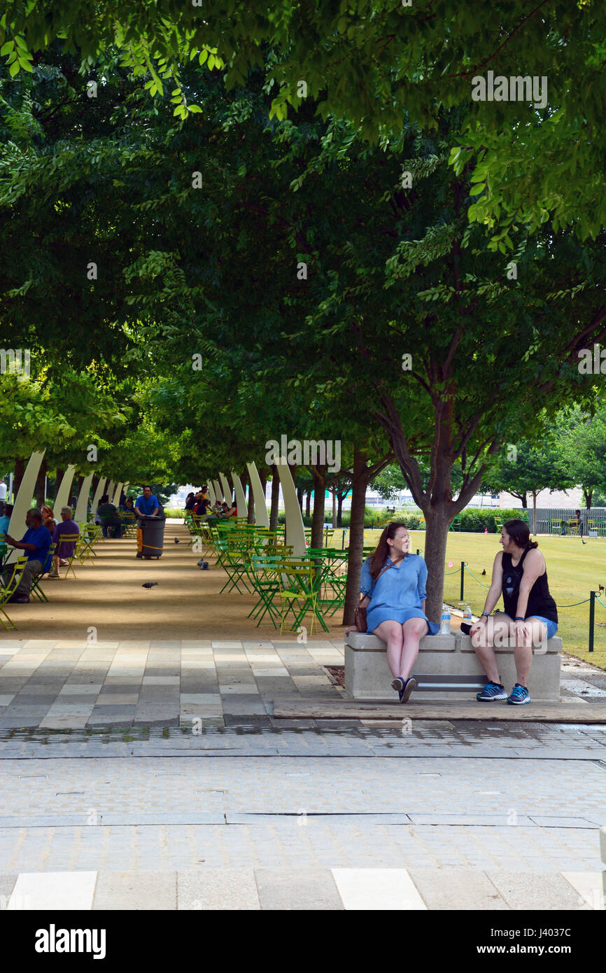 Öffentliche Sitzgelegenheiten unter Eichen und dekorative Bögen Linie, die die Promenade am Klyde Warren Park einer vertieften Autobahn in der Innenstadt von Dallas oberhalb Stockfoto