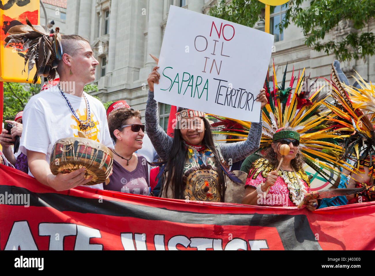 Gebürtige Amerikaner protestieren bei People es Climate March - 29. April 2017, Washington, DC USA Stockfoto