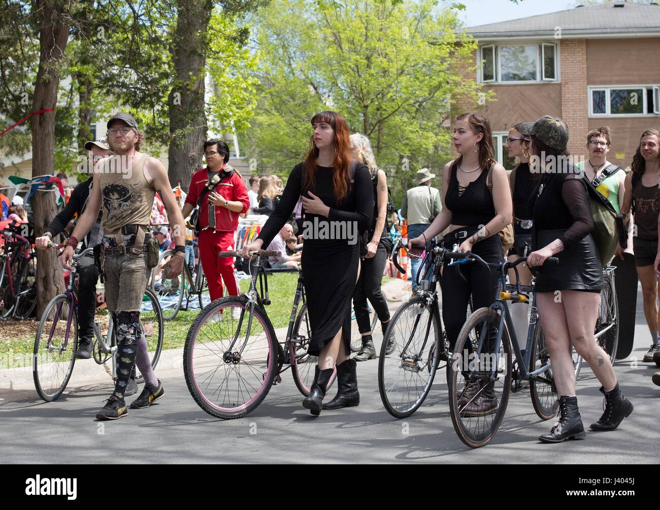 Eine Gruppe von jungen Leuten in schwarz gekleidet, mit Fahrrädern, auf der Mayday-Parade in Minneapolis, Minnesota, USA. Stockfoto