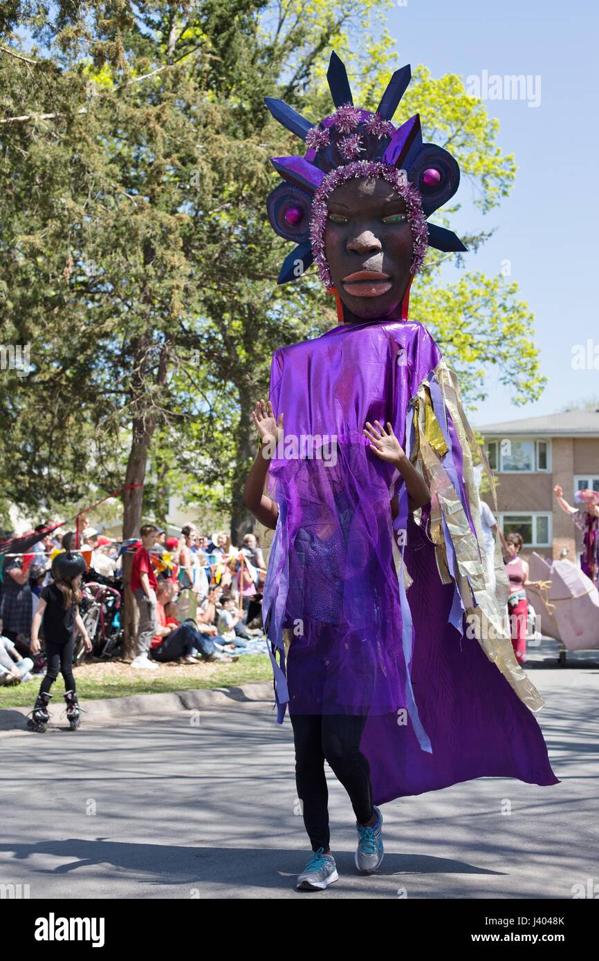 Eine riesige Marionette der Afrikanerin auf der Mayday-Parade in Minneapolis, Minnesota, USA. Stockfoto