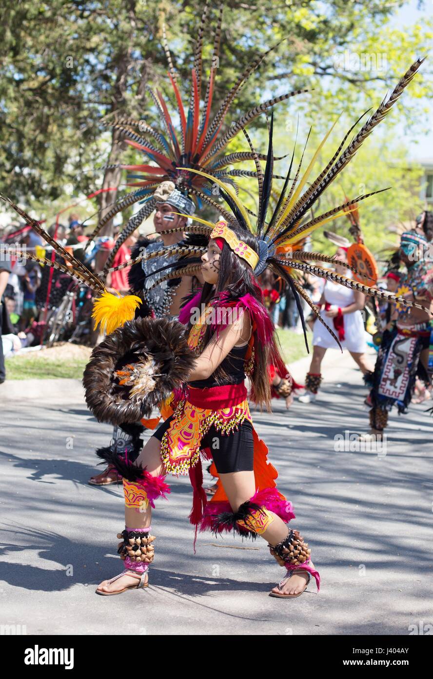 Eine aztekische Tänzer in Tracht auf der Mayday-Parade in Minneapolis, Minnesota, USA. Stockfoto