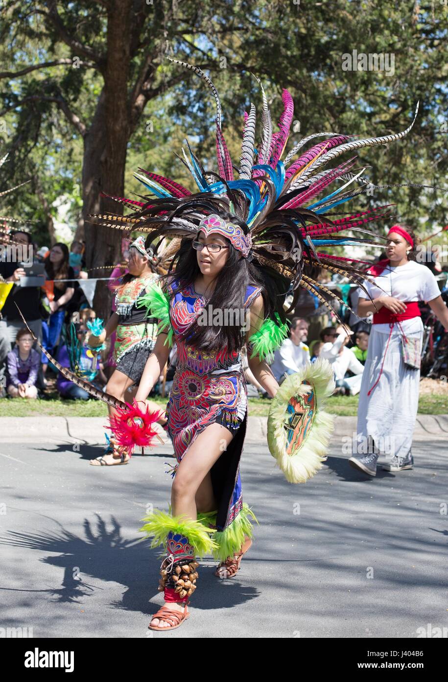 Eine aztekische Tänzer in Tracht auf der Mayday-Parade in Minneapolis, Minnesota, USA. Stockfoto