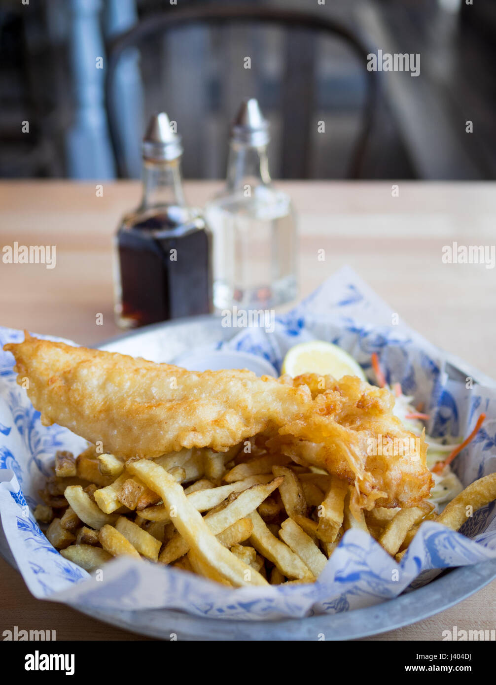 Fish &amp; Chips (Schellfisch und Chips) von Grandin Fish ' n ' Chips, einem beliebten Fish &amp; Chips-Shop in Edmonton, Alberta, Kanada. Stockfoto