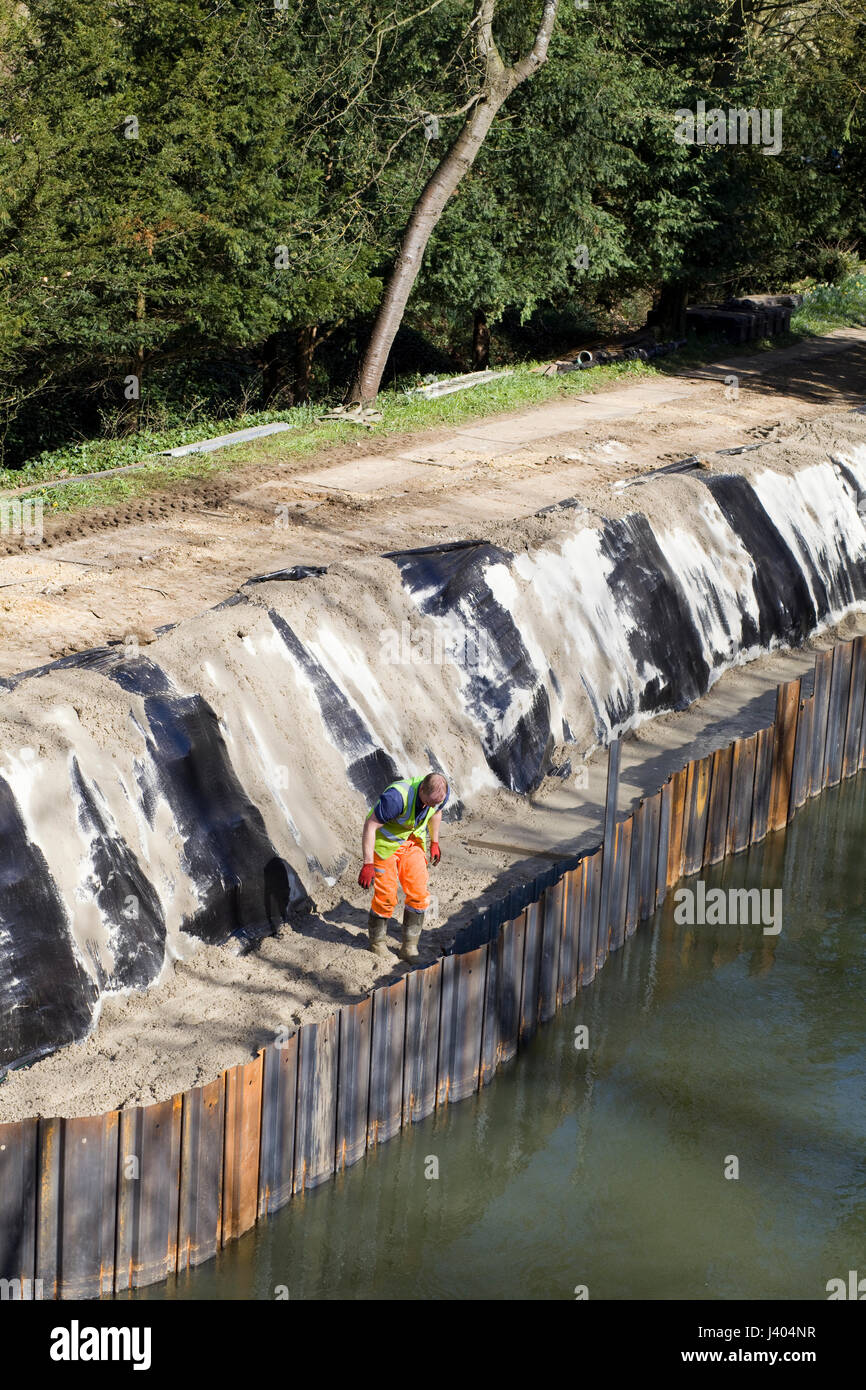 Mann überprüfen Kanal Flut Barrieren Stockfoto