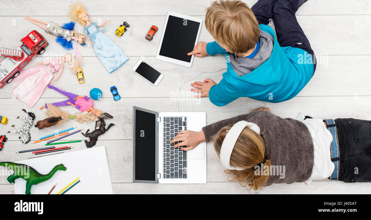 Draufsicht der Kinder spielen mit drahtlosen Geräten Stockfoto