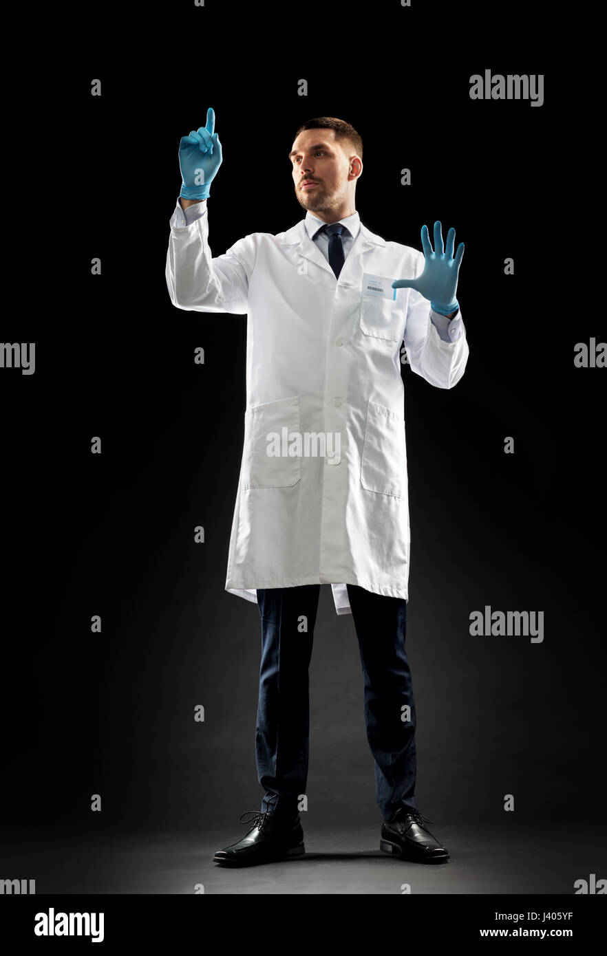 Arzt oder Wissenschaftler in Laborkittel und medizinische Handschuhe Stockfoto