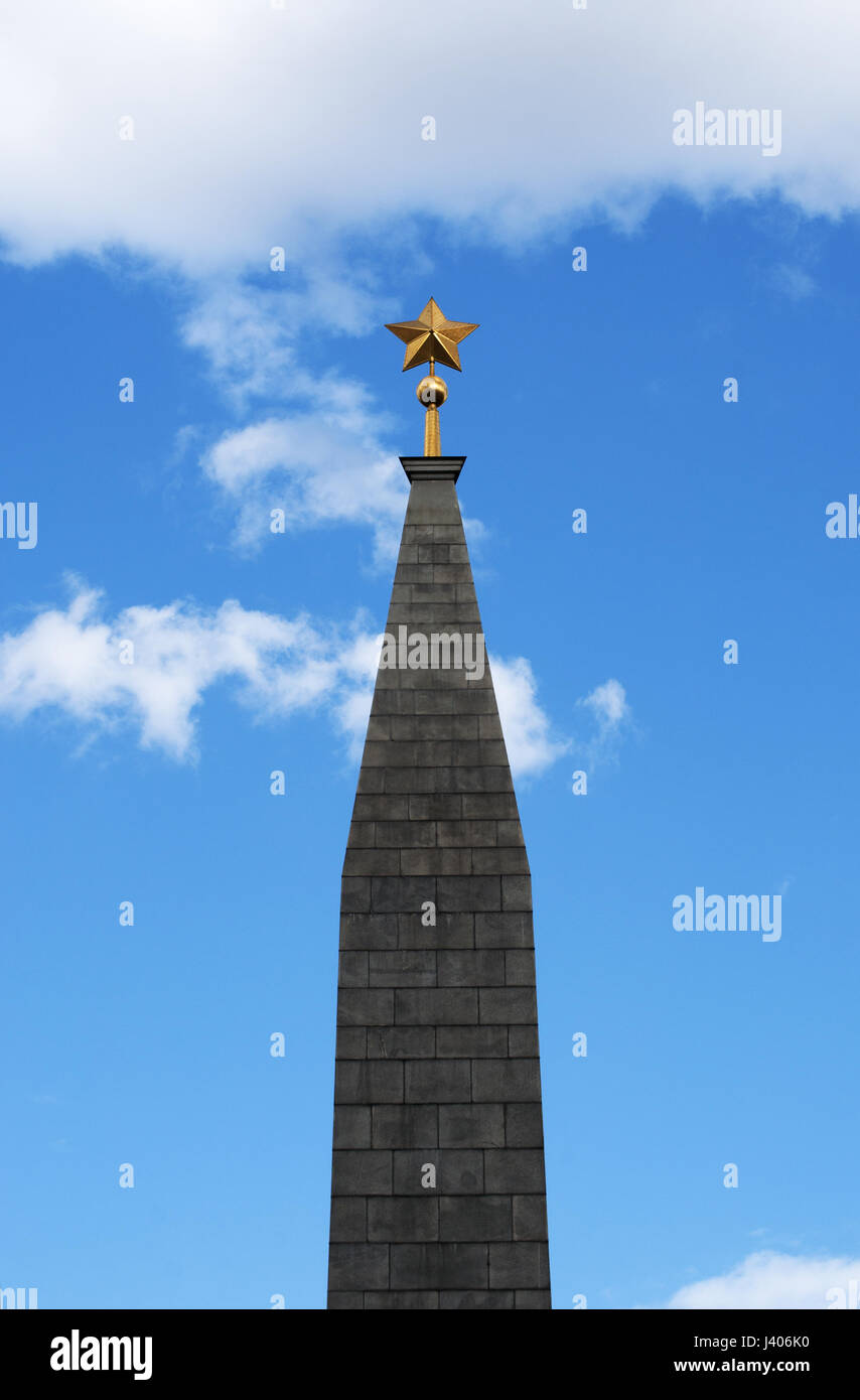 Moskau: der Goldene Stern auf der Spitze der Held Stadt Obelisk (1977), ein 40-Meter Denkmal Lenin und Männer und Frauen starben im zweiten Weltkrieg Stockfoto