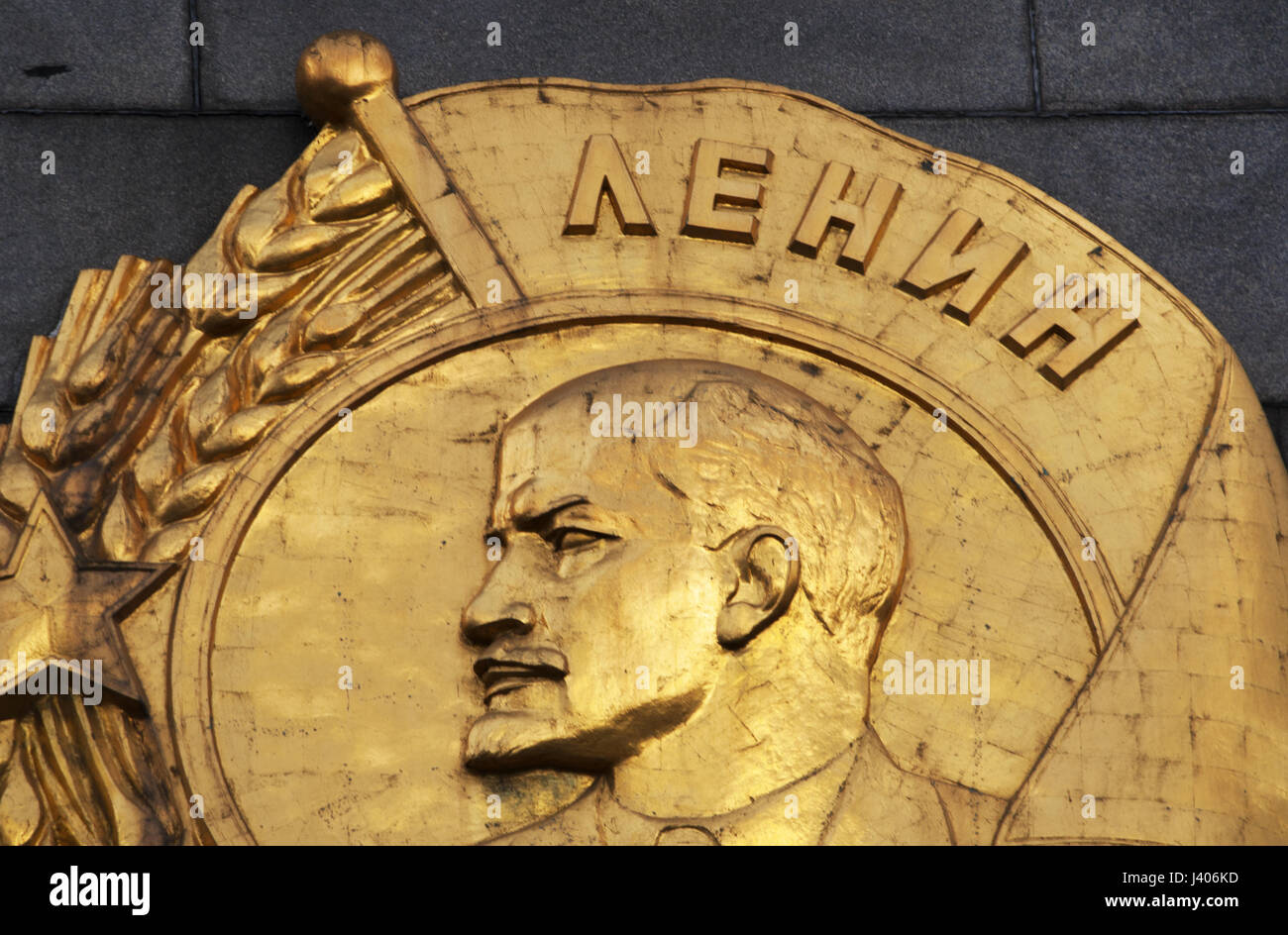 Moskau: Goldene Plakette auf dem Hero City Obelisken, 40 Meter Denkmal widmet sich Lenin (1870-1924) und die Männer und die Frauen, die im zweiten Weltkrieg gestorben Stockfoto