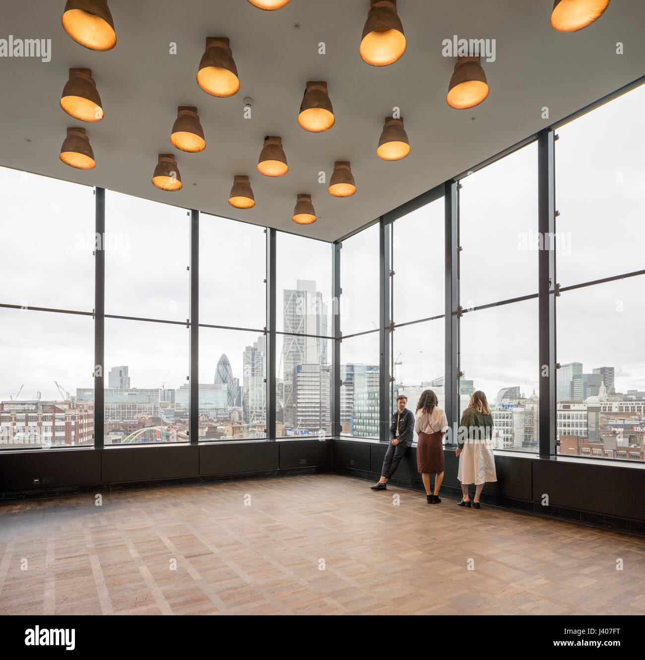 Raum und Funktion Veranstaltungsraum mit Blick auf die Stadt. Ace Hotel Shoreditch, London, Vereinigtes Königreich. Architekt: EPR Architekten Limited, 2016. Stockfoto