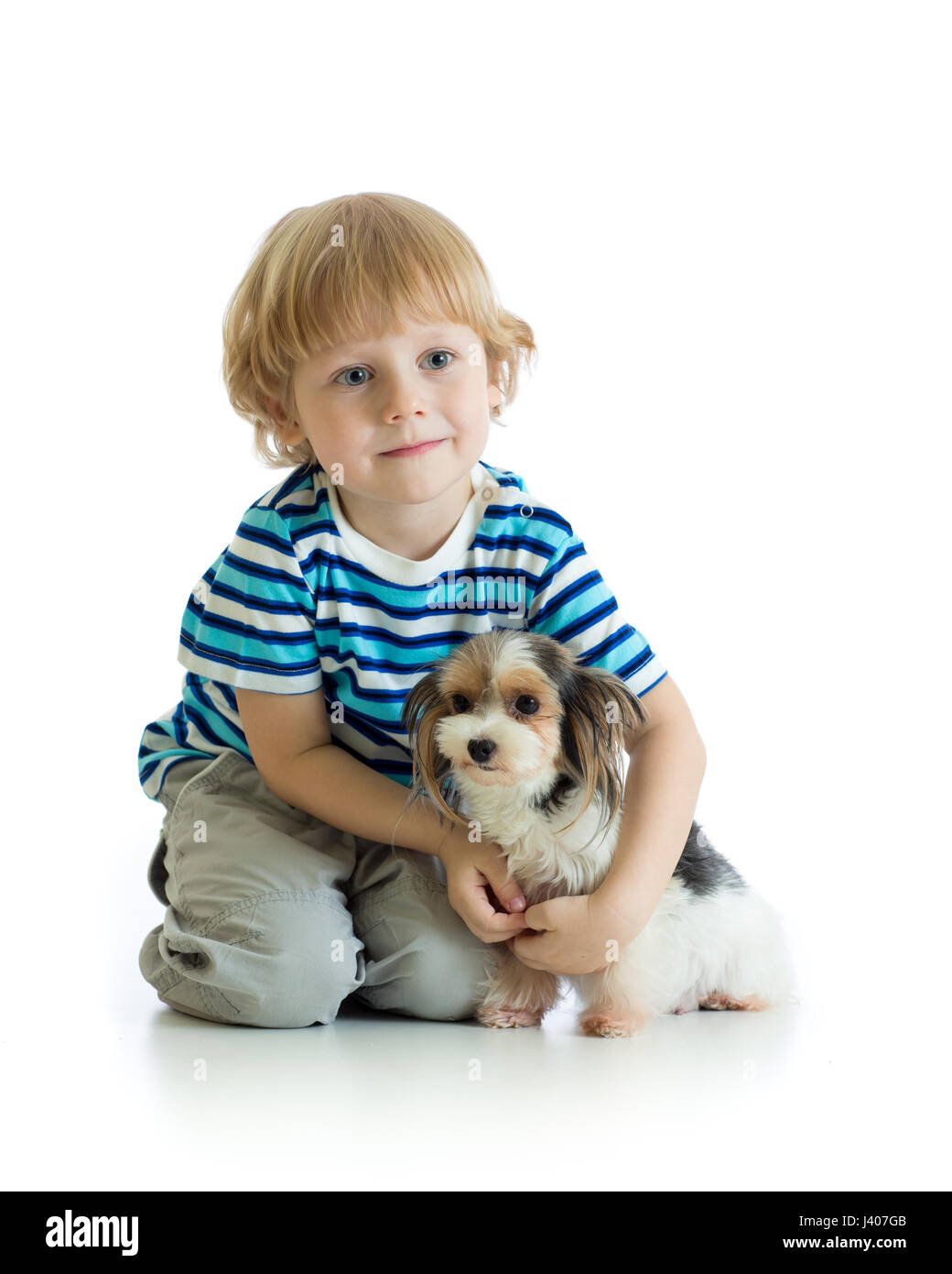 Kind und Yorkshire-Terrier. isoliert auf weißem Hintergrund Stockfoto