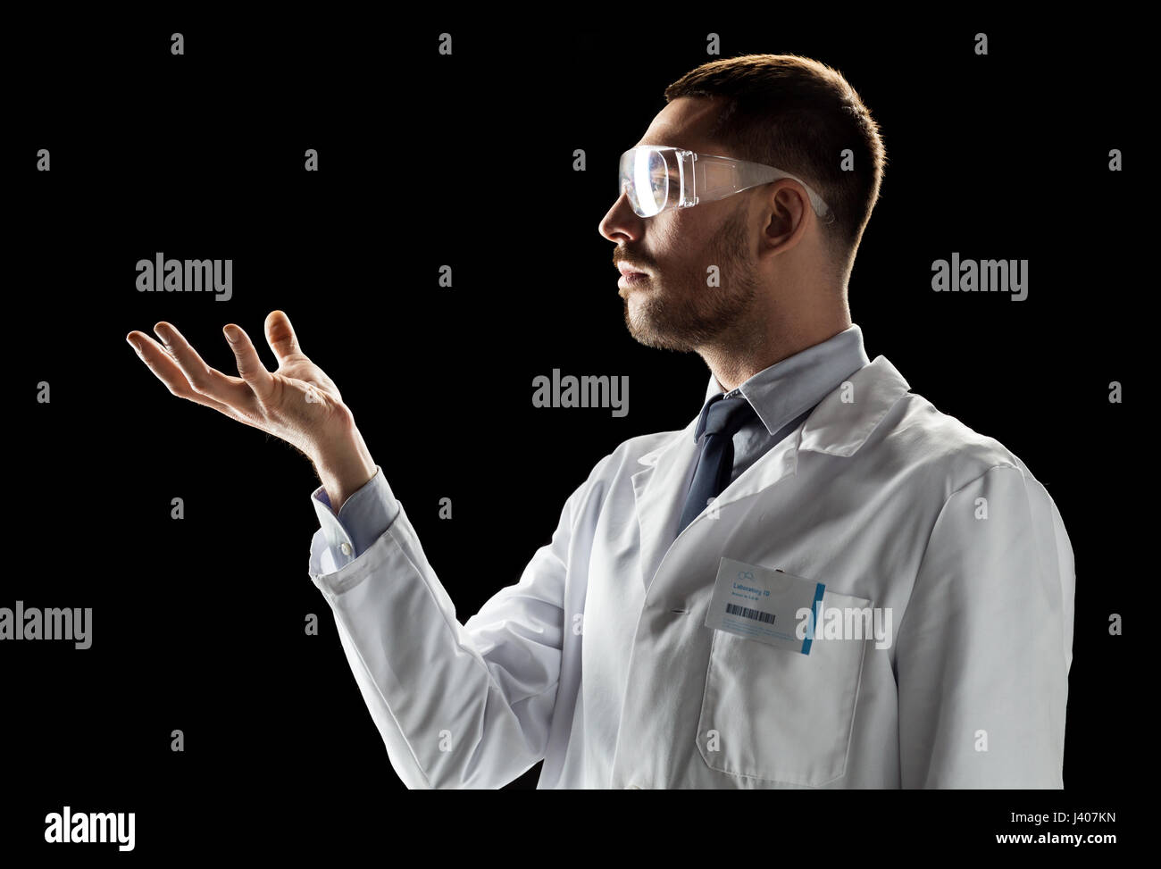 Arzt oder Wissenschaftler in Kittel und Schutzbrille Stockfoto