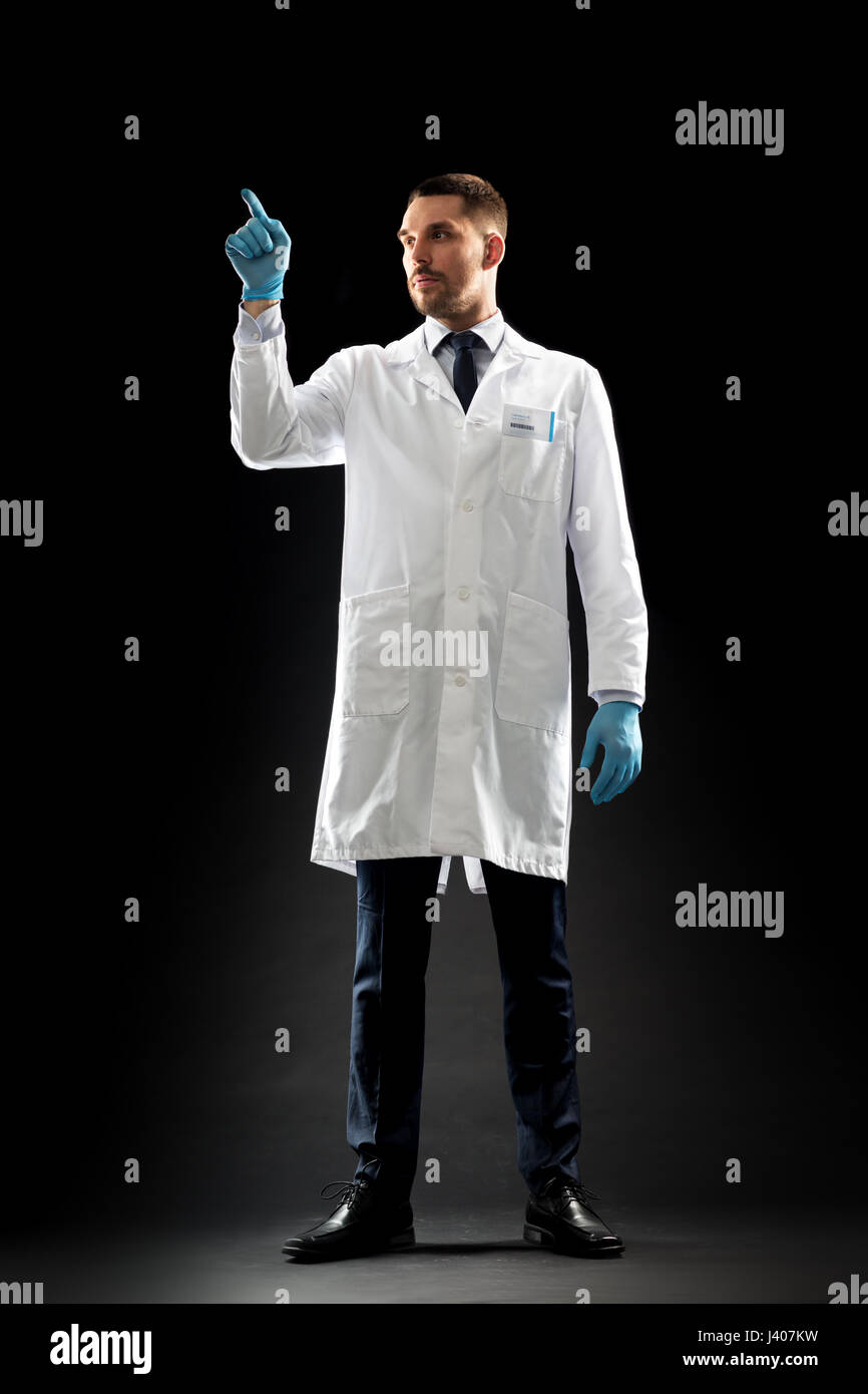 Arzt oder Wissenschaftler in Laborkittel und medizinische Handschuhe Stockfoto