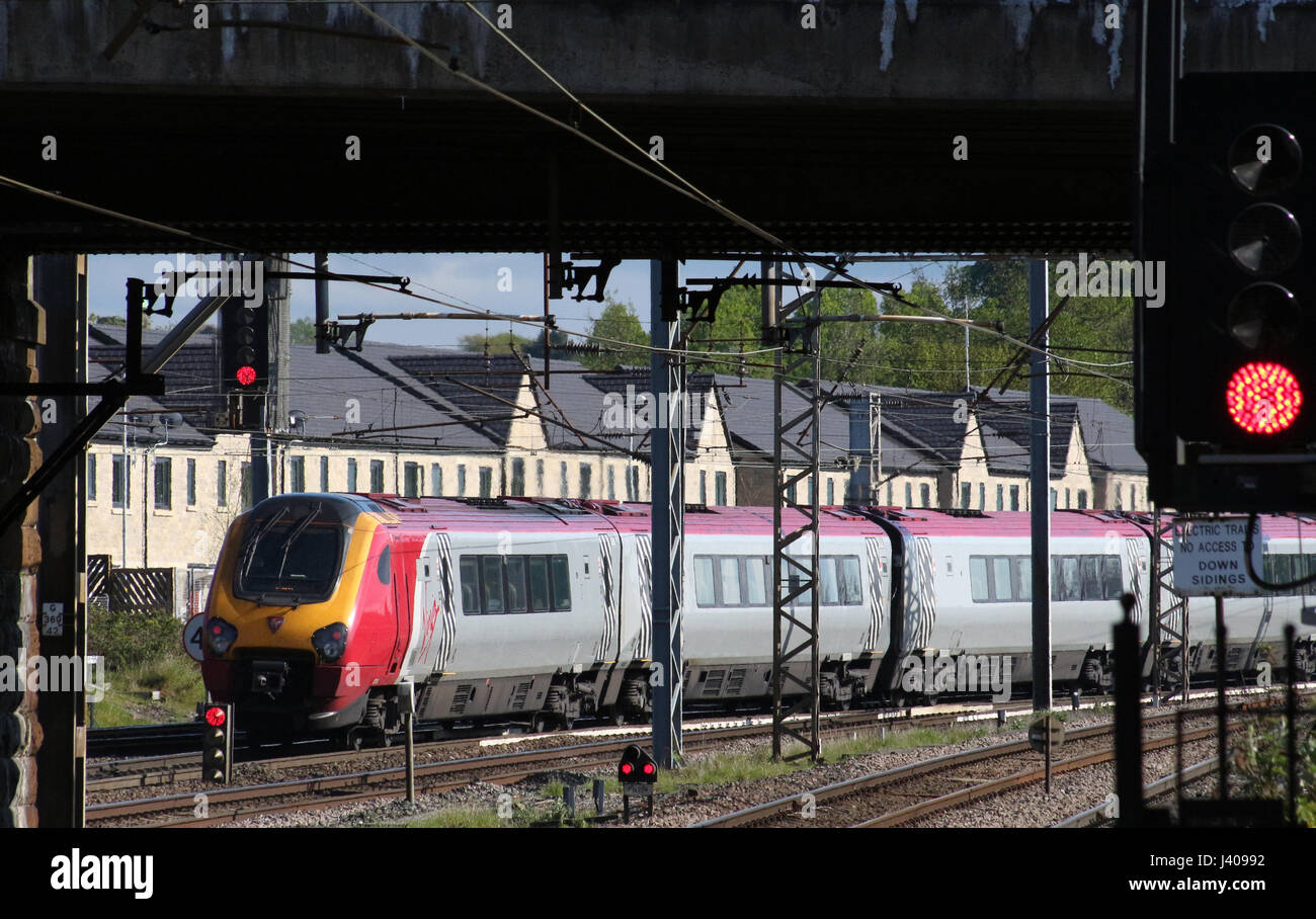 Super Voyager Diesel Triebzug trainieren in Virgin West Coast Lackierung Abfahrt von Gleis 4 im Bahnhof Lancaster auf der West Coast Main Line. Stockfoto