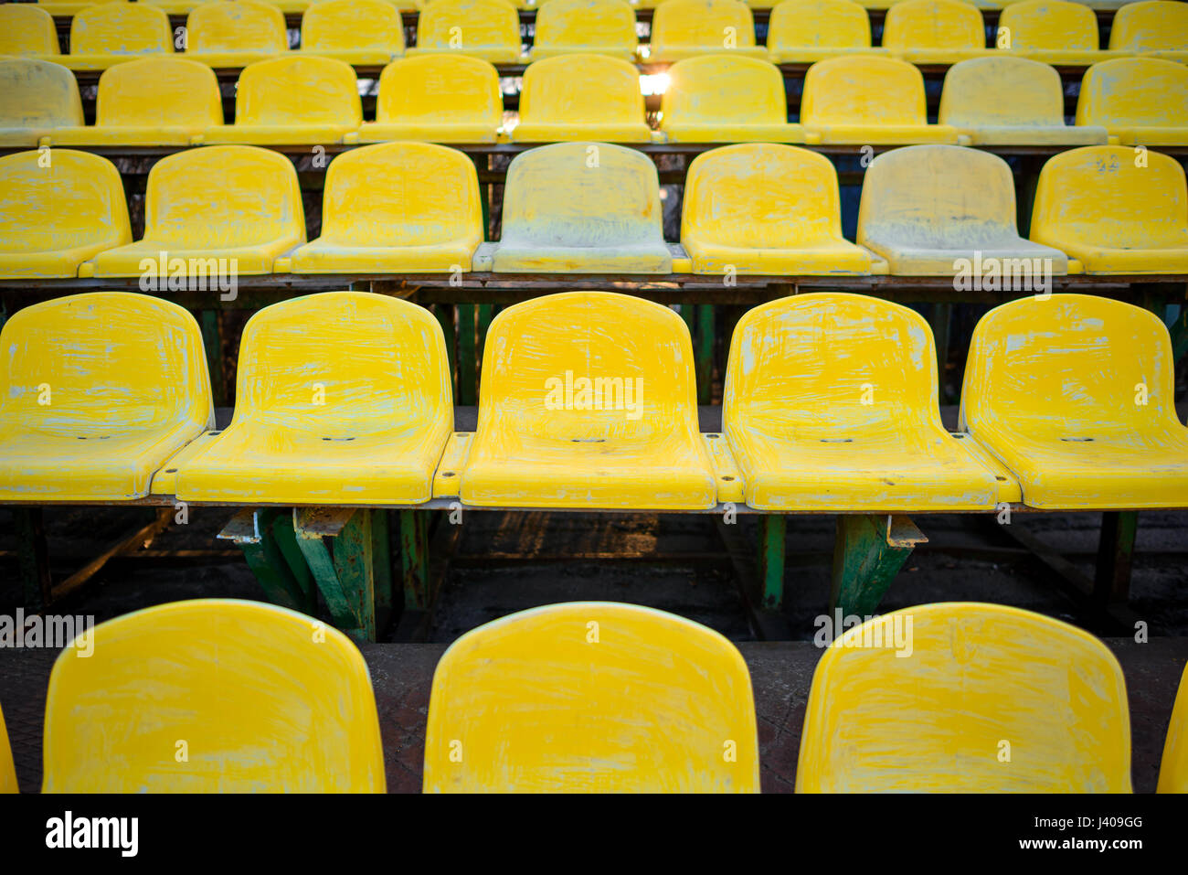 alte gelbe Sitzplatz im Stadion Closeup, Hintergrund Stockfoto