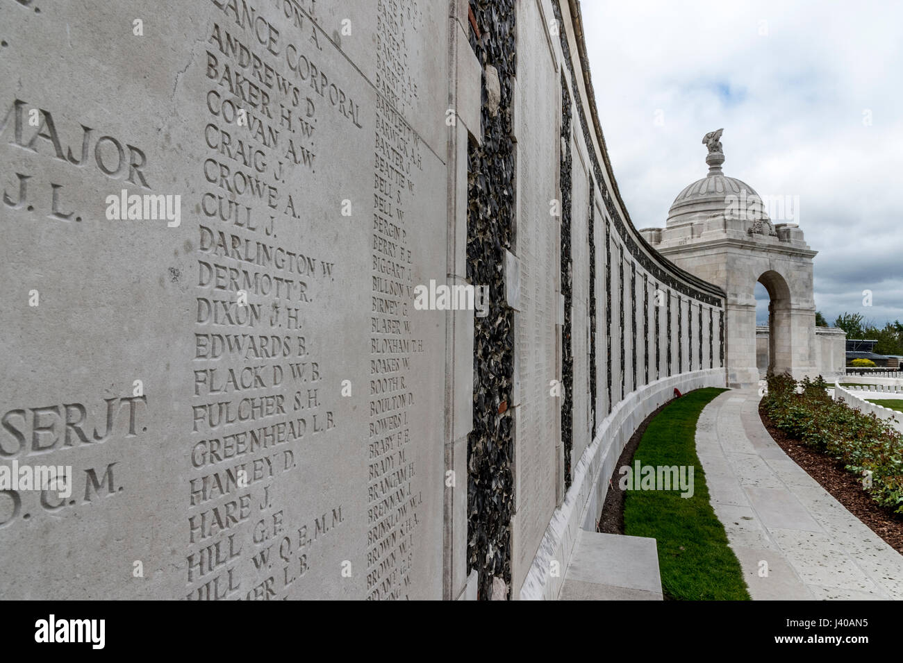 Wandpaneele in Tyne Cot Soldatenfriedhof und Gedenkstätte in West-Flandern, Belgien Stockfoto