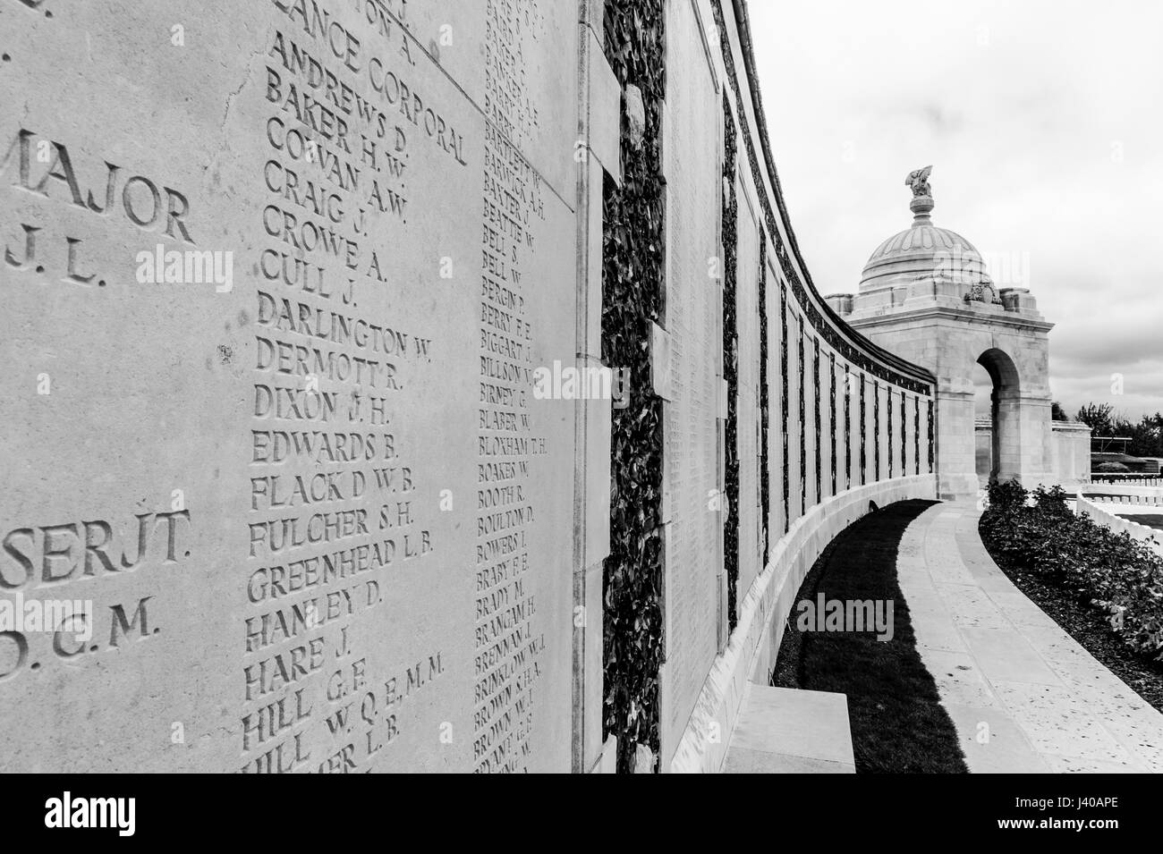 Wandpaneele in Tyne Cot Soldatenfriedhof und Gedenkstätte in West-Flandern, Belgien Stockfoto