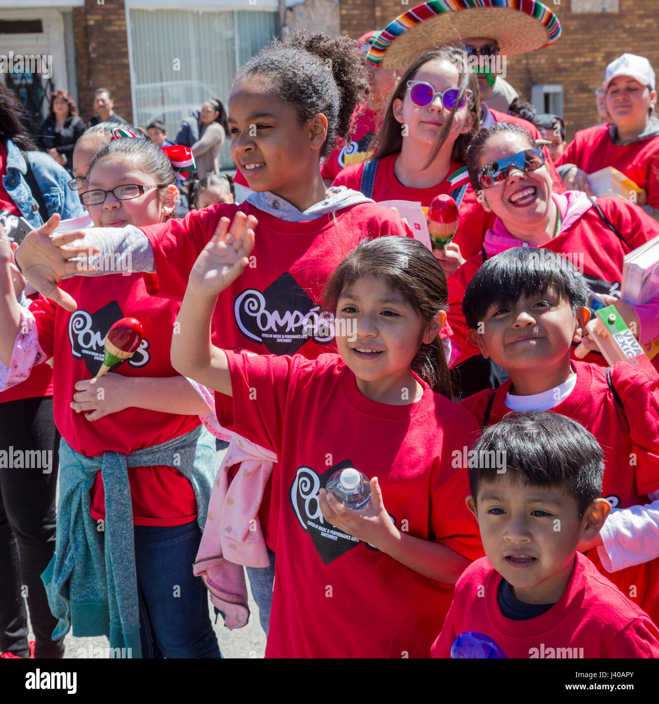 Detroit, Michigan - Kinder Uhr die jährliche Parade der Cinco De Mayo im Stadtteil mexikanisch-amerikanischen Südwesten Detroit. Stockfoto