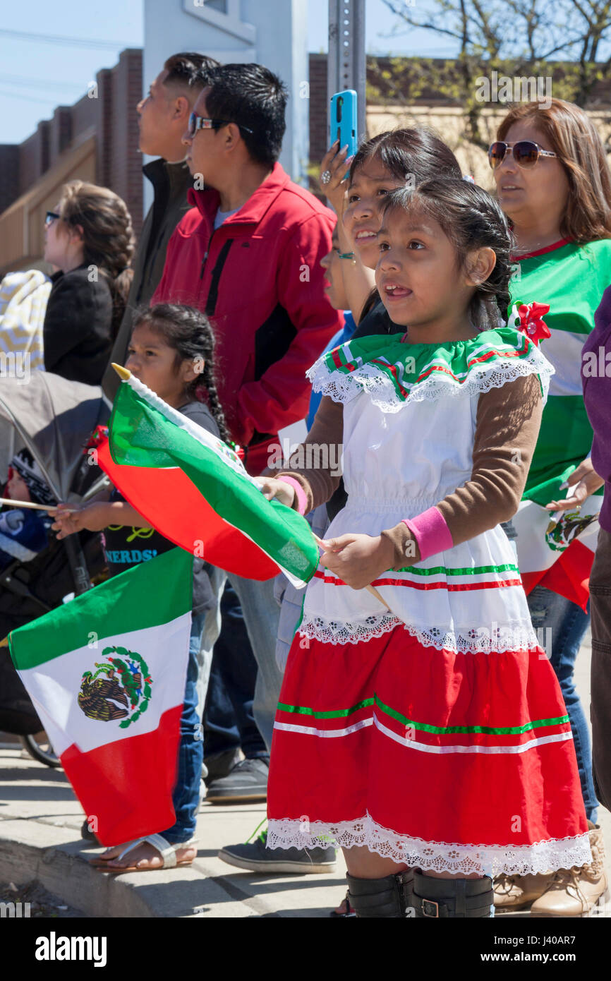 Detroit, Michigan - Kinder Uhr die jährliche Parade der Cinco De Mayo im Stadtteil mexikanisch-amerikanischen Südwesten Detroit. Stockfoto