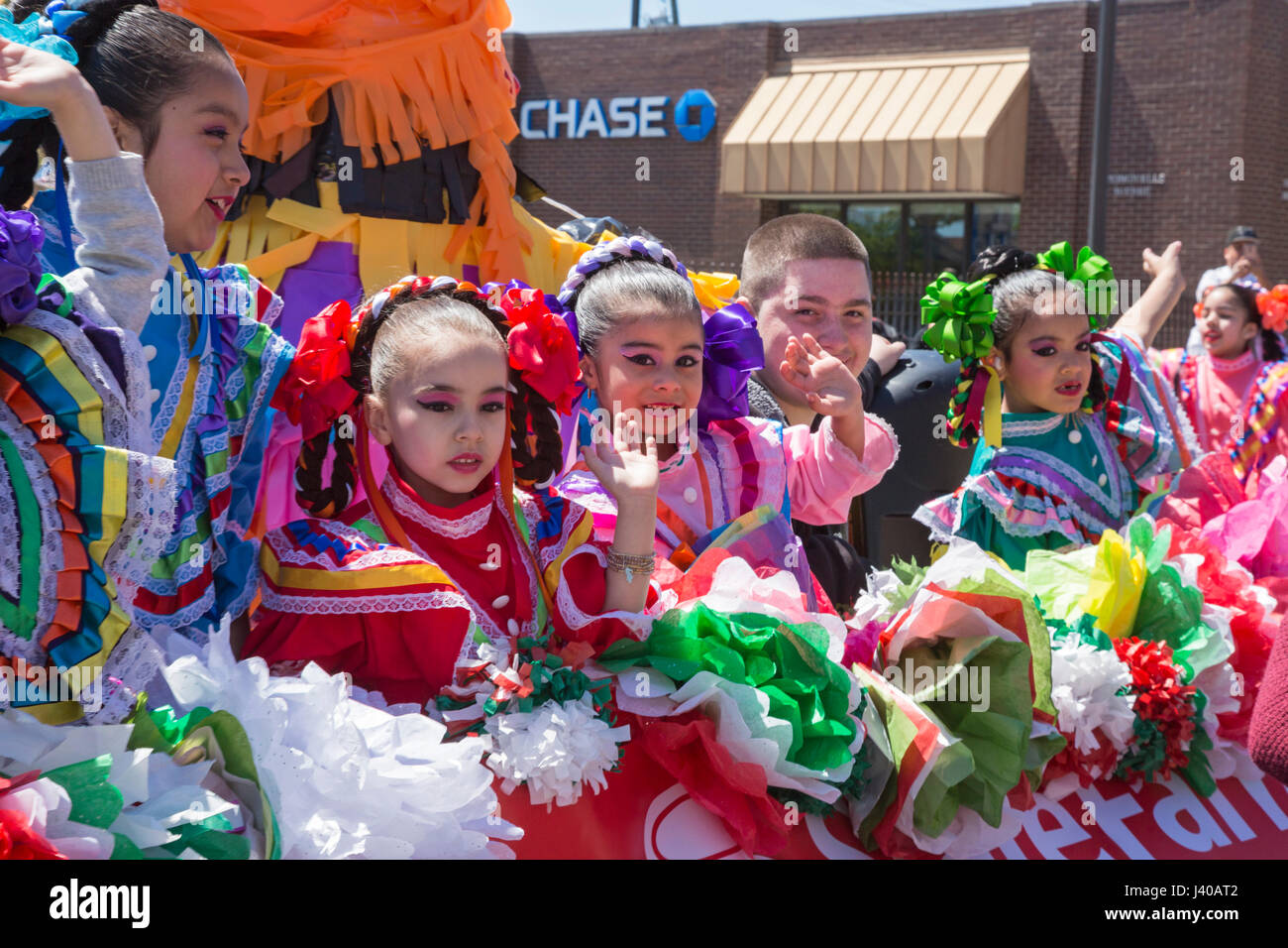 Detroit, Michigan - Kinder Fahrt auf einem Schwimmer während der jährlichen Parade Cinco De Mayo im Stadtteil mexikanisch-amerikanischen Südwesten Detroit. Stockfoto