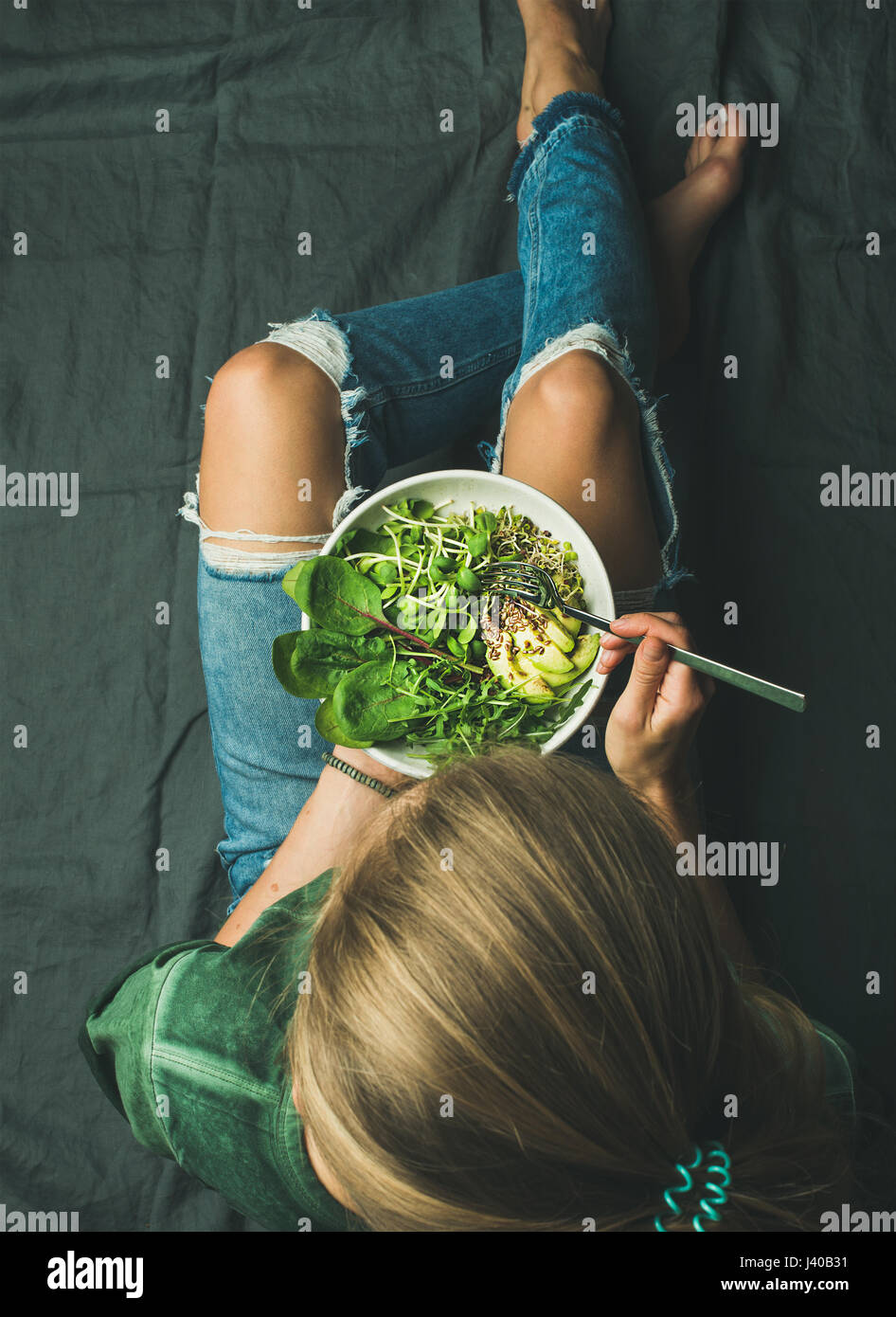 Vegetarisches Frühstück Mahlzeit mit Spinat, Rucola, Avocado, Samen und Sprossen Stockfoto