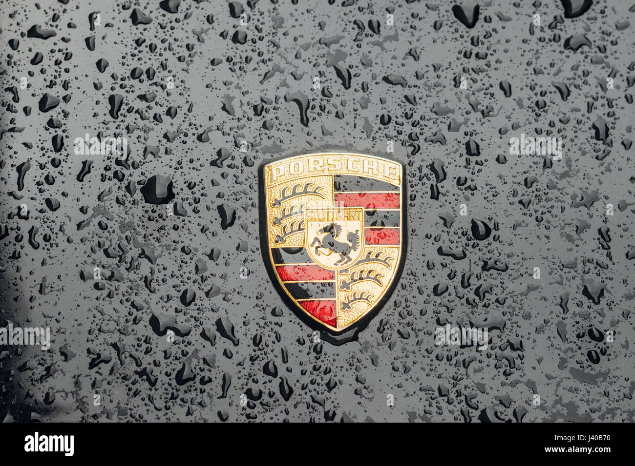 Tallinn, Estland - 30. April 2017: Closeup auf Logo der Porsche AG mit Regentropfen. Porsche ist ein deutscher Automobilhersteller, spezialisiert auf High-pro Stockfoto