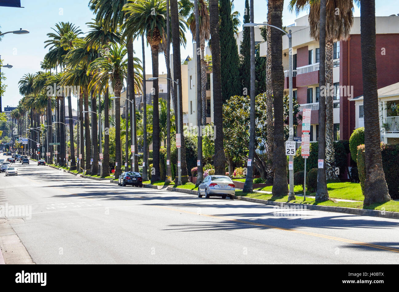 Los Angeles, USA - 9. März 2014: Rangely Beverly street in der Innenstadt von LA mit Wohnhäusern und Palmen Stockfoto