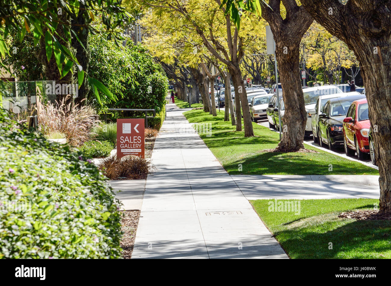 Los Angeles, USA - 9. März 2014: Bürgersteig auf Straße in der Innenstadt von LA in Beverly Hills mit Wohnhäusern und Bäumen Verkaufsgalerie Zeichen Stockfoto