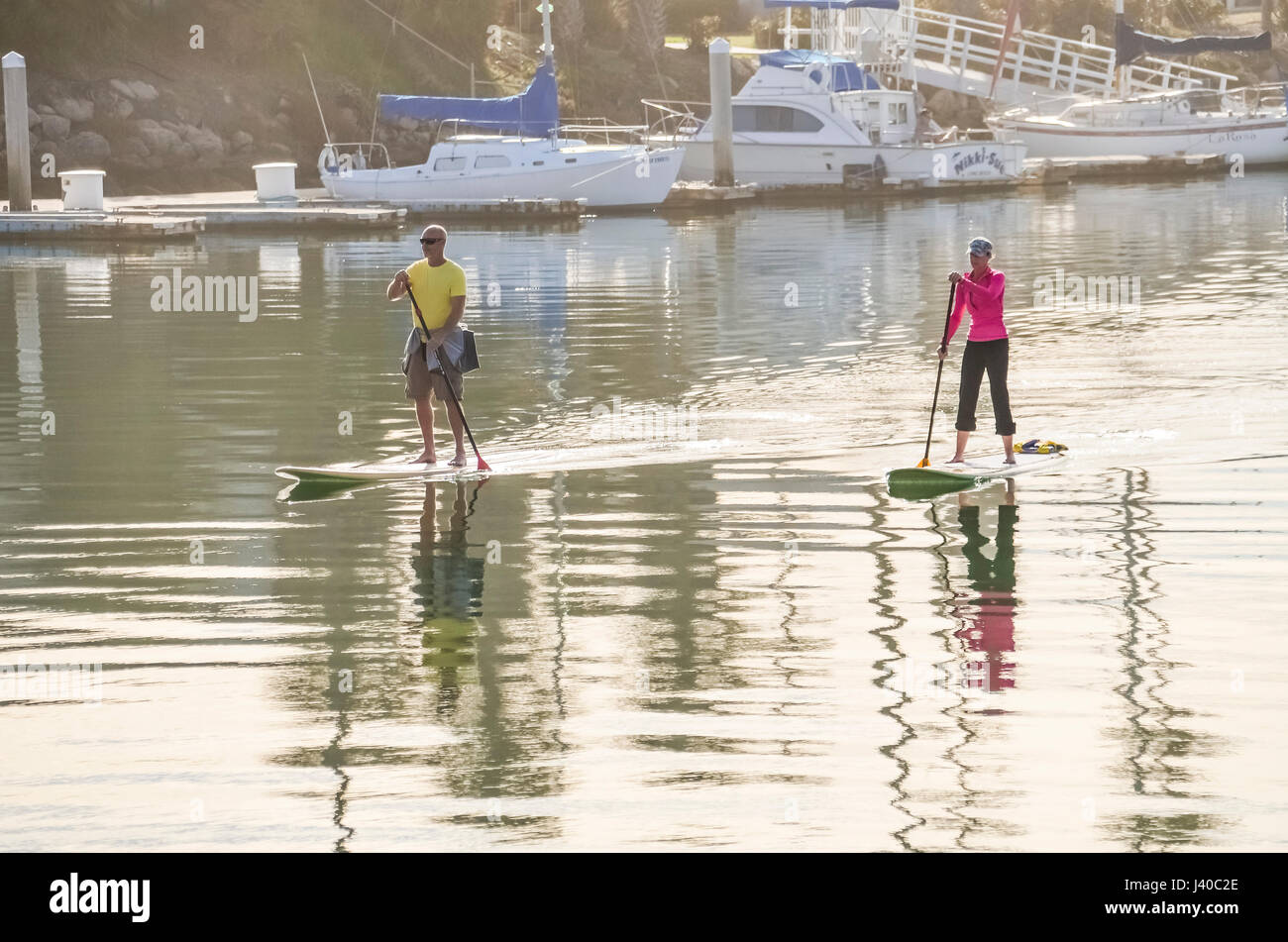 Oxnard, USA - 8. März 2014: Paar Leute Paddleboard Surfen auf ruhigem Wasser auf Bay in Kalifornien Stockfoto