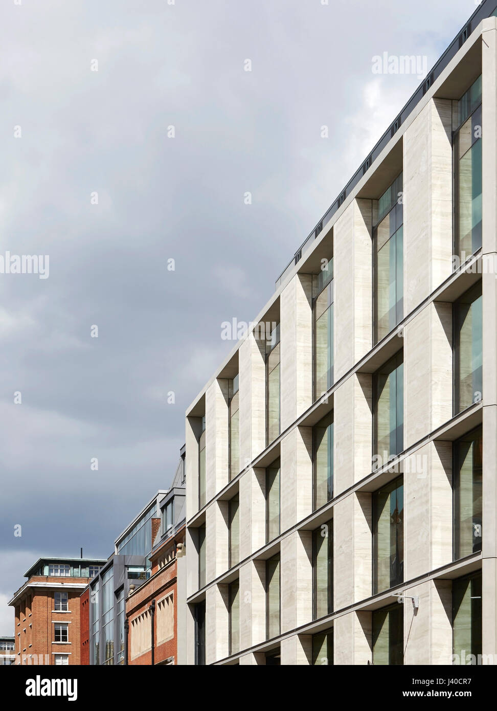 Detail der Straßenfassade mit Kontext. Chancery Lane, London, Vereinigtes Königreich. Architekt: Bennetts Associates Architects, 2015. Stockfoto