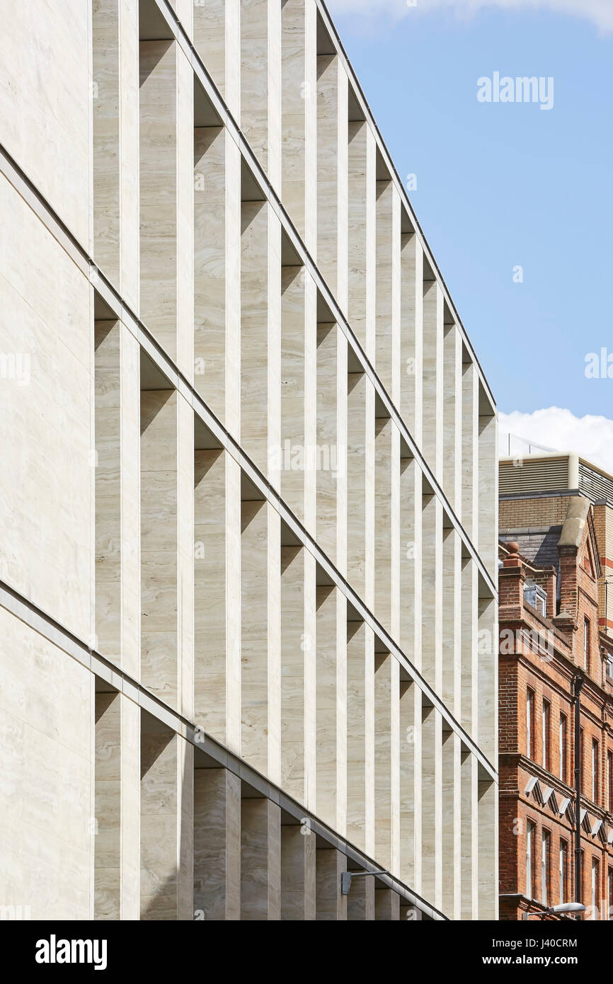 Perspektive entlang Travertin Fassade. Chancery Lane, London, Vereinigtes Königreich. Architekt: Bennetts Associates Architects, 2015. Stockfoto