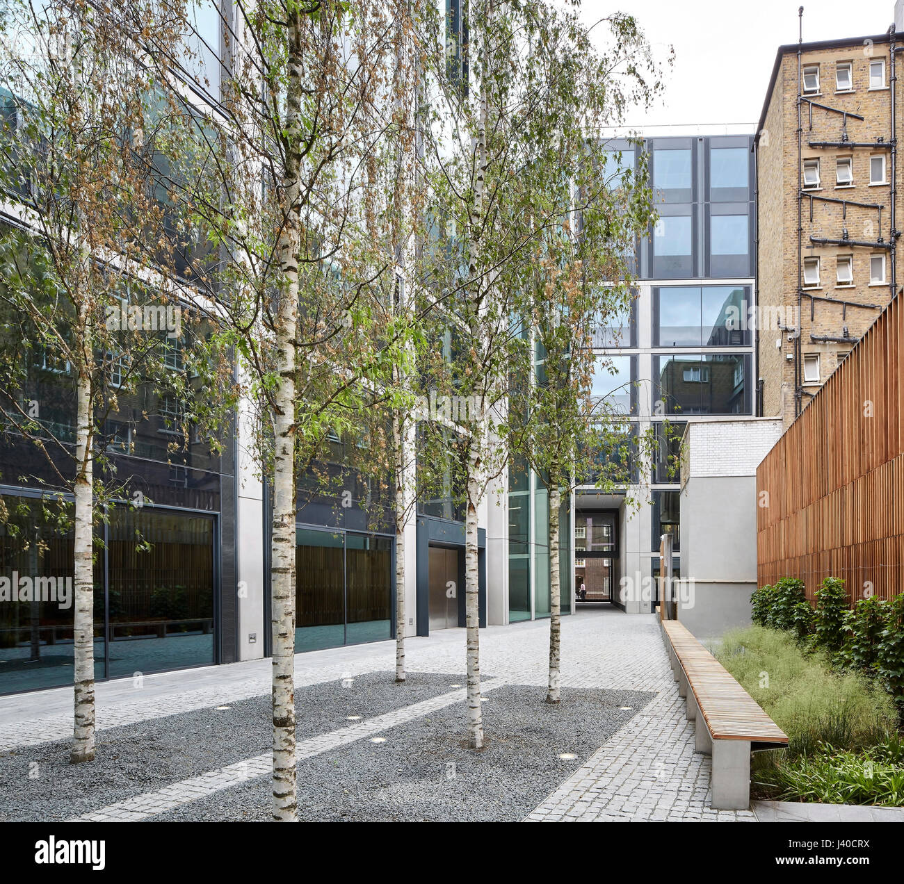 Begrünten Innenhof führt zu gated Unterführung. Chancery Lane, London, Vereinigtes Königreich. Architekt: Bennetts Associates Architects, 2015. Stockfoto