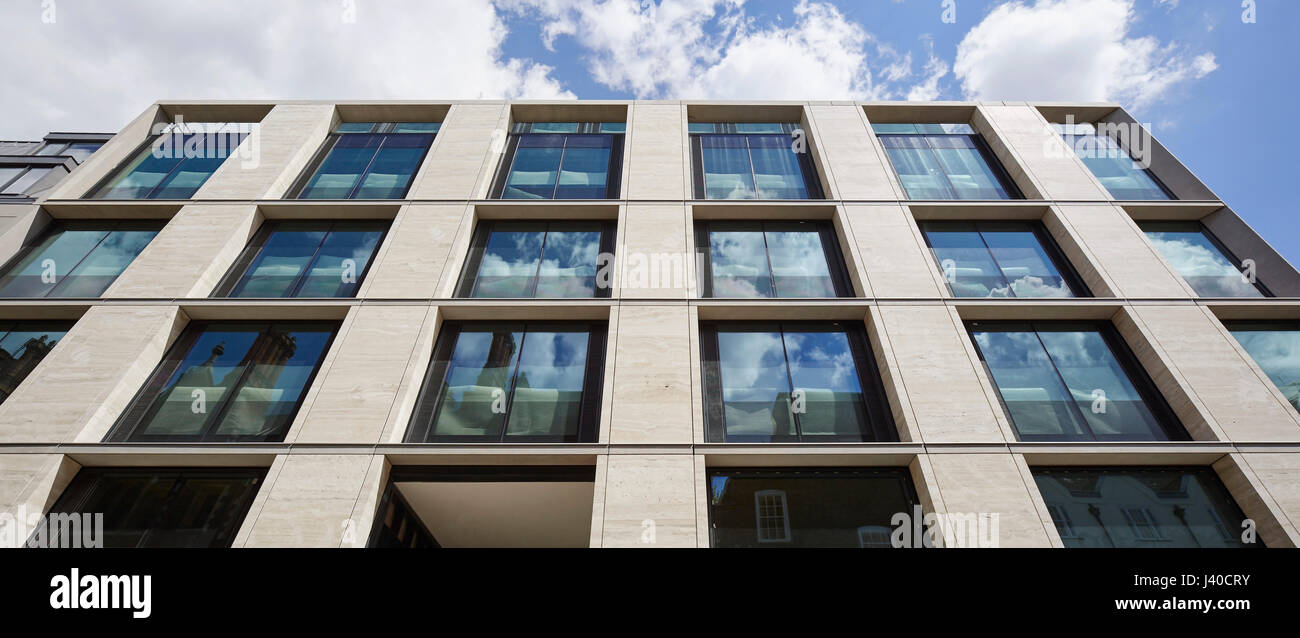 Ansicht von unten mit Fenster-Verglasung und Travertin-Verkleidung. Chancery Lane, London, Vereinigtes Königreich. Architekt: Bennetts Associates Architects, 2015. Stockfoto