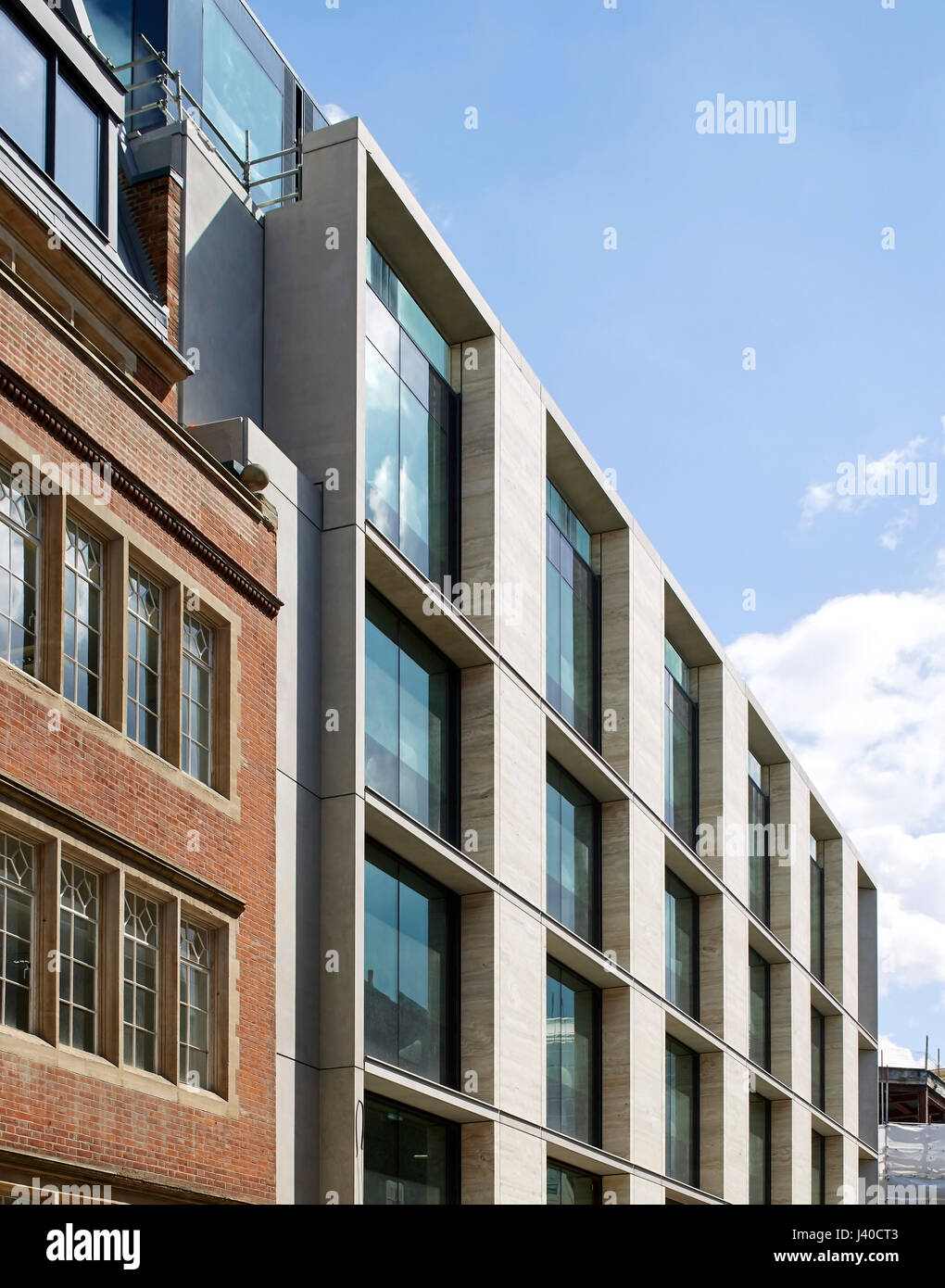 Gegenüberstellung der alten und neuen Fassaden. Chancery Lane, London, Vereinigtes Königreich. Architekt: Bennetts Associates Architects, 2015. Stockfoto