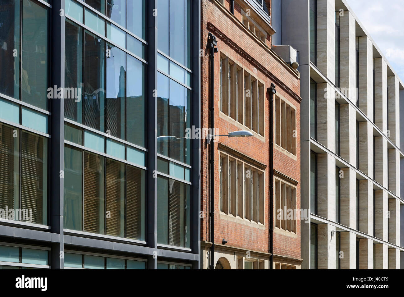 Gegenüberstellung der alten und neuen Fassaden. Chancery Lane, London, Vereinigtes Königreich. Architekt: Bennetts Associates Architects, 2015. Stockfoto
