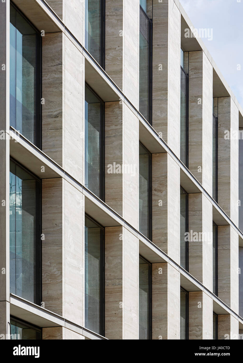 Travertin Fassade mit Verglasung in Sicht. Chancery Lane, London, Vereinigtes Königreich. Architekt: Bennetts Associates Architects, 2015. Stockfoto