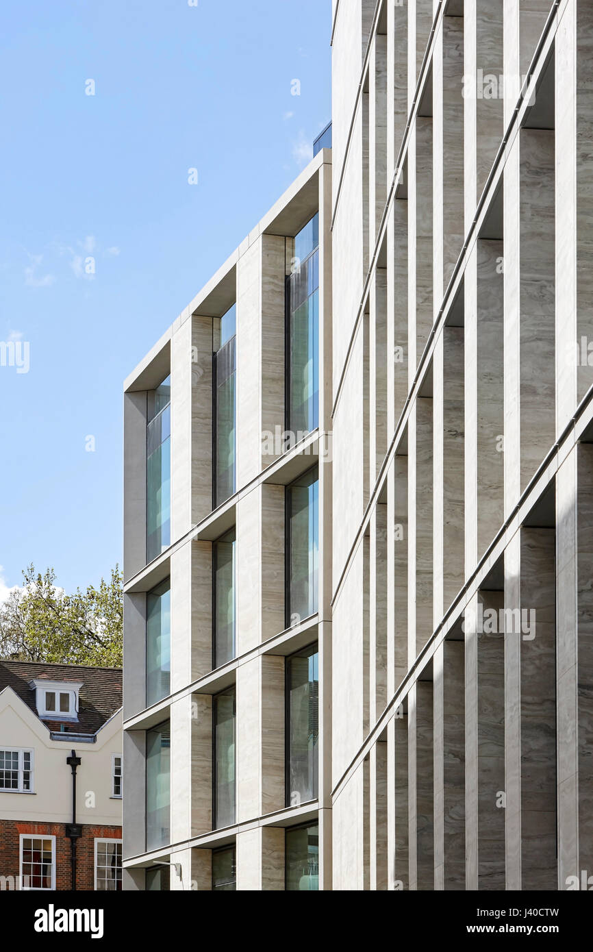 Perspektive entlang eckige Travertin Fassade. Chancery Lane, London, Vereinigtes Königreich. Architekt: Bennetts Associates Architects, 2015. Stockfoto