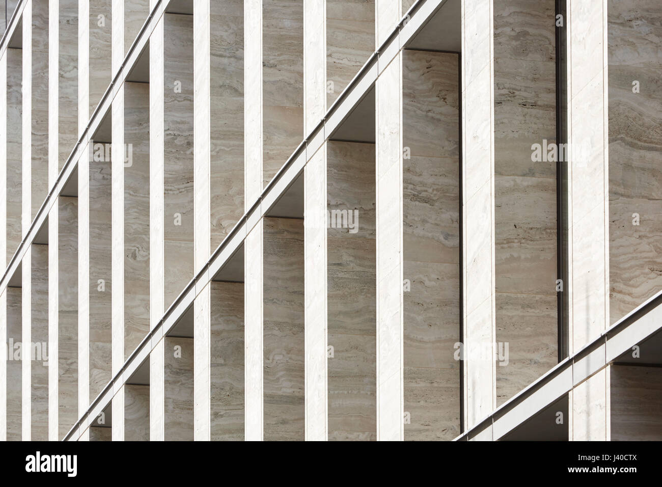 Perspektive entlang Travertin Fassade. Chancery Lane, London, Vereinigtes Königreich. Architekt: Bennetts Associates Architects, 2015. Stockfoto