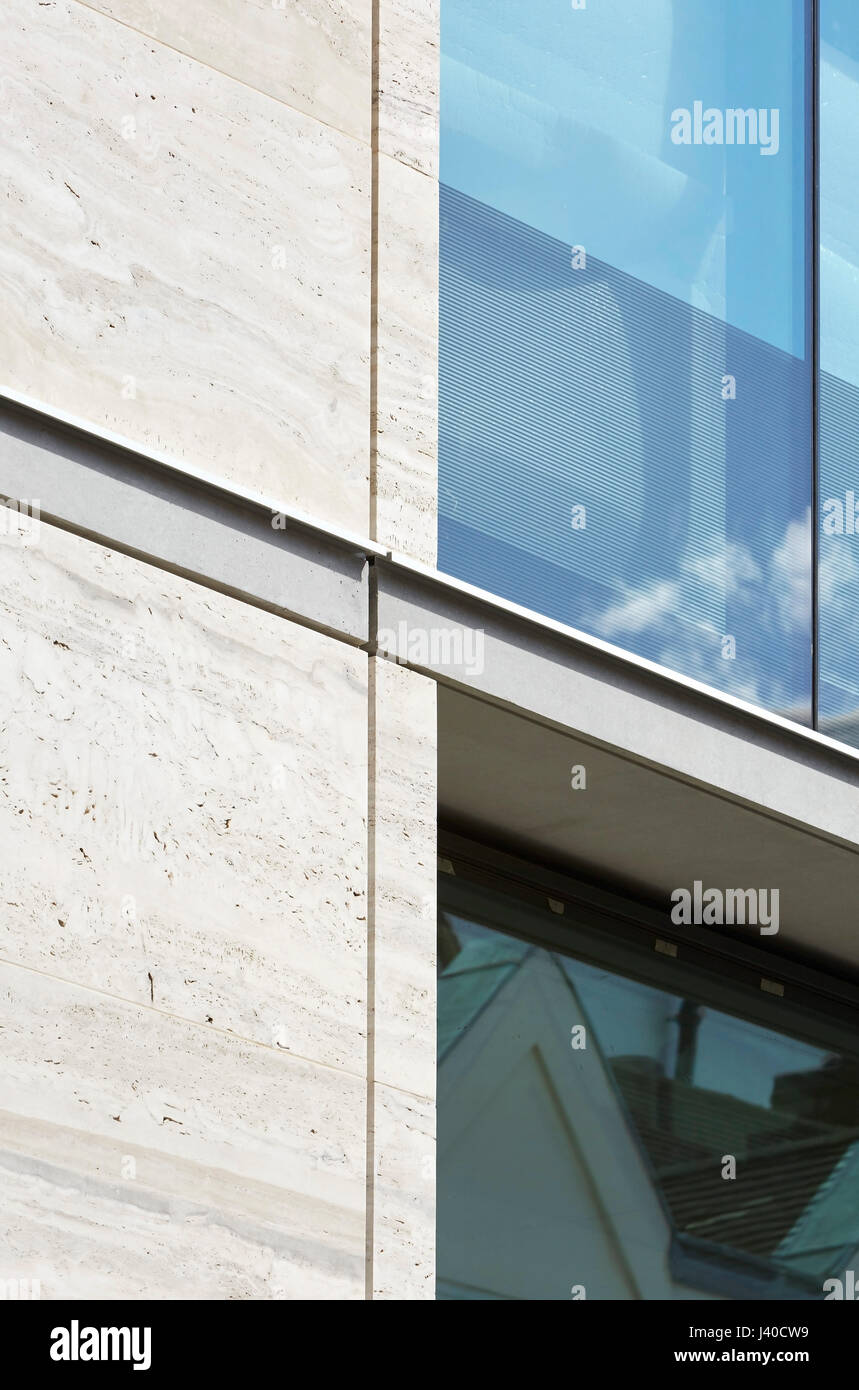 Travertin und Verglasung detail. Chancery Lane, London, Vereinigtes Königreich. Architekt: Bennetts Associates Architekten, 2015. Stockfoto