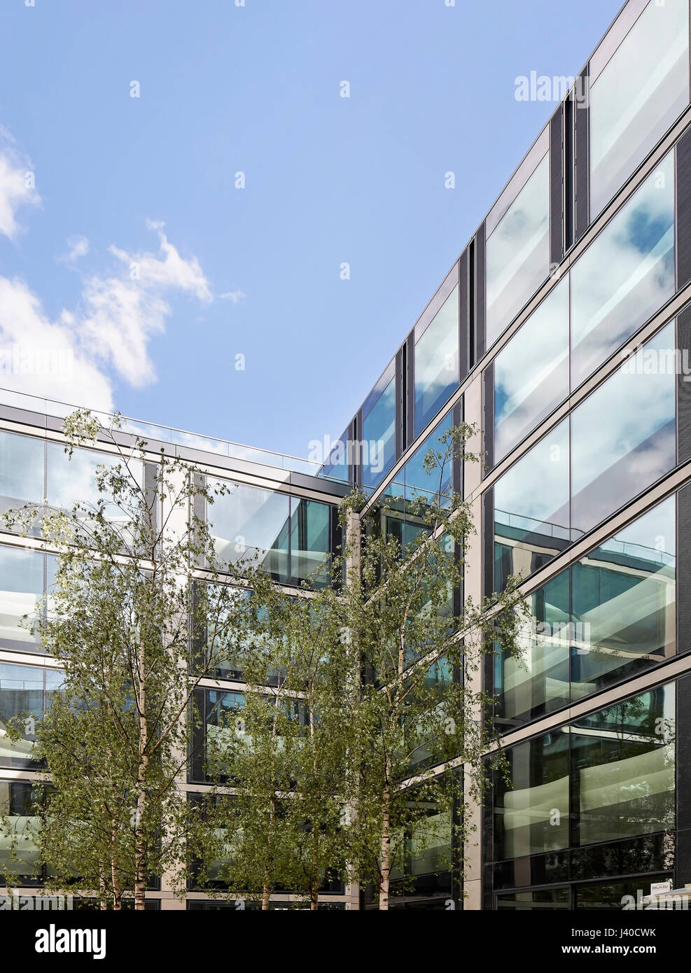 Begrünten Innenhof mit Glasfassaden. Chancery Lane, London, Vereinigtes Königreich. Architekt: Bennetts Associates Architects, 2015. Stockfoto