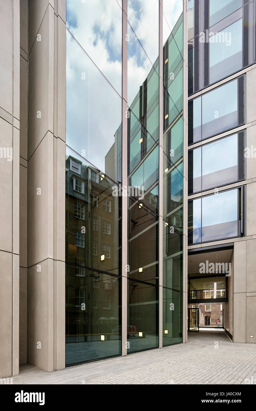Glas und Stein Fassade des Hofes. Chancery Lane, London, Vereinigtes Königreich. Architekt: Bennetts Associates Architects, 2015. Stockfoto